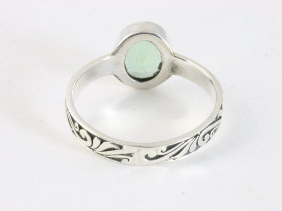 Fijne bewerkte zilveren ring met groene amethist afbeelding 3