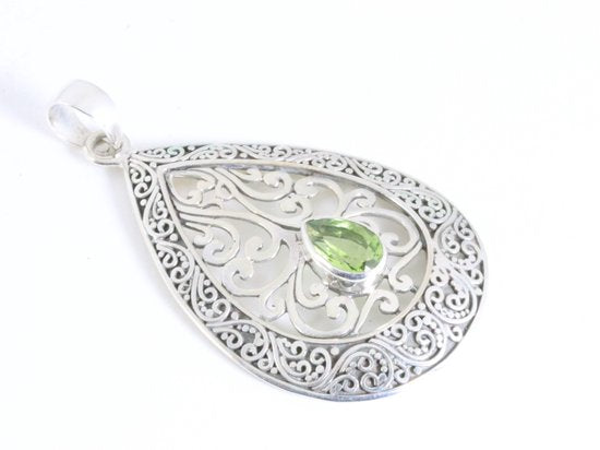 Traditionele grote bewerkte zilveren hanger met peridoot afbeelding 2