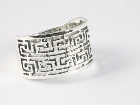 Opengewerkte zilveren ring met Grieks motief afbeelding 1