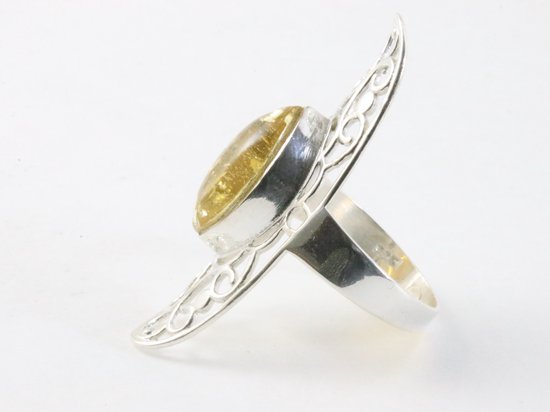 Langwerpige opengewerkte zilveren ring met amber afbeelding 2