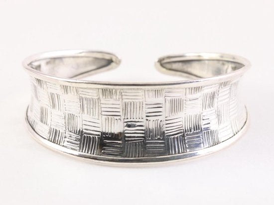 Gehamerde zilveren klemarmband met geruit motief afbeelding 1