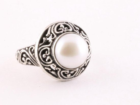 Ronde bewerkte zilveren ring met zoetwater parel afbeelding 1