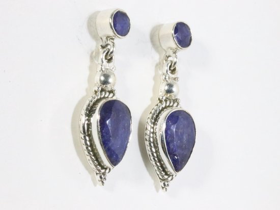 Bewerkte zilveren oorstekers met blauwe saffier afbeelding 2