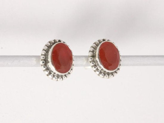 Bewerkte zilveren oorstekers met carneool afbeelding 3