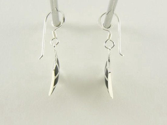 Ruitvormige zilveren oorbellen met onyx afbeelding 2