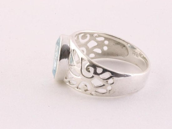 Opengewerkte zilveren ring met blauwe topaas afbeelding 3