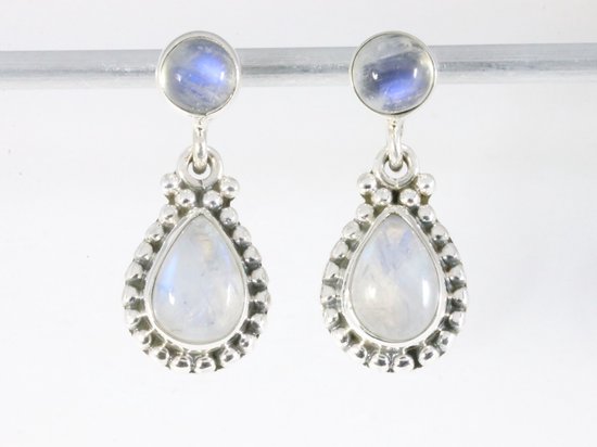 Bewerkte zilveren oorstekers met regenboog maansteen afbeelding 4