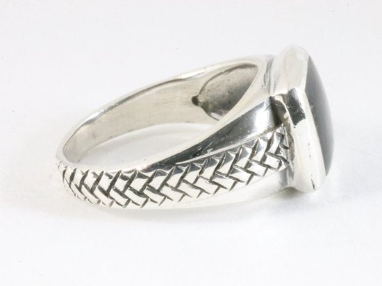 Zware bewerkte zilveren ring met onyx afbeelding 2