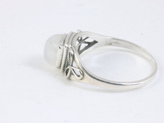 Fijne bewerkte zilveren ring met regenboog maansteen afbeelding 2