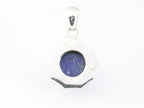Ronde bewerkte zilveren hanger met lapis lazuli afbeelding 3