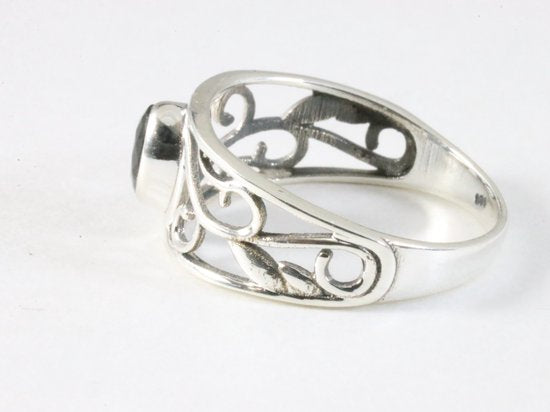 Fijne opengewerkte zilveren ring met onyx afbeelding 2