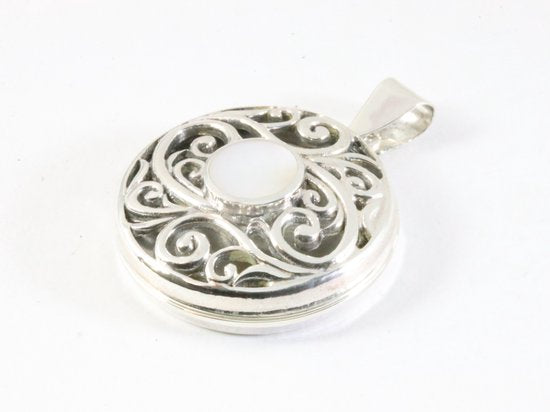 Rond opengewerkt zilveren medaillon met parelmoer afbeelding 2