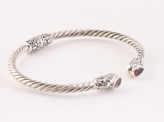 Traditionele bewerkte zilveren klemarmband met granaat afbeelding 3