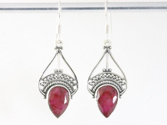 Opengewerkte zilveren oorbellen met robijn afbeelding 4