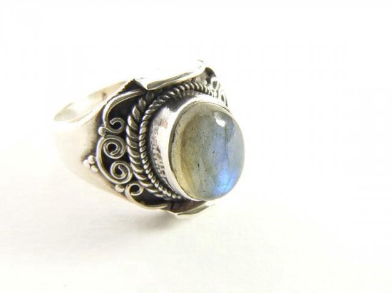 Bewerkte zilveren ring met labradoriet afbeelding 1