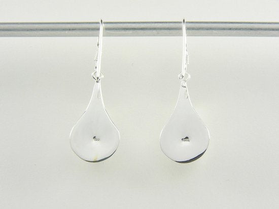 Druppelvormige zilveren oorbellen met lichtblauwe schelp afbeelding 3