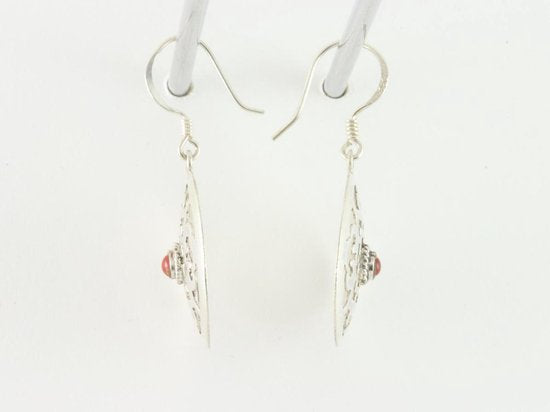 Traditionele zilveren mandala oorbellen met rode koraal steen afbeelding 2