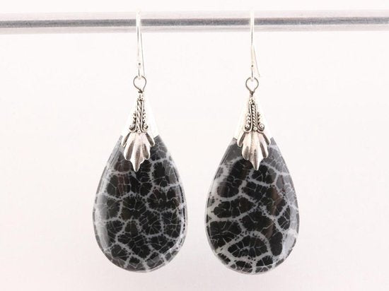 Zilveren oorbellen met zwarte fossiel koraal afbeelding 4