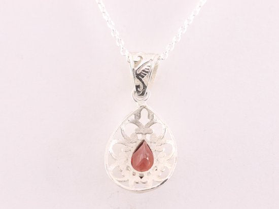 Opengewerkte druppelvormige zilveren hanger met granaat aan ketting afbeelding 3