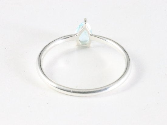 Fijne hoogglans zilveren ring met blauwe topaas afbeelding 3