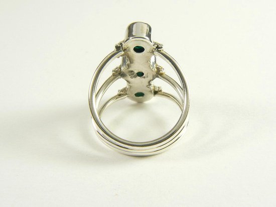 Opengewerkte zilveren ring met 3 smaragd stenen afbeelding 3