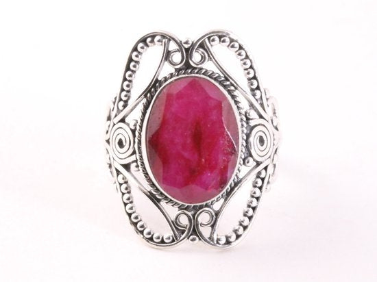 Opengewerkte zilveren ring met robijn afbeelding 4