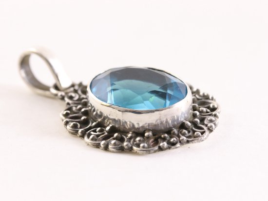Bewerkte zilveren hanger met blauwe topaas afbeelding 2