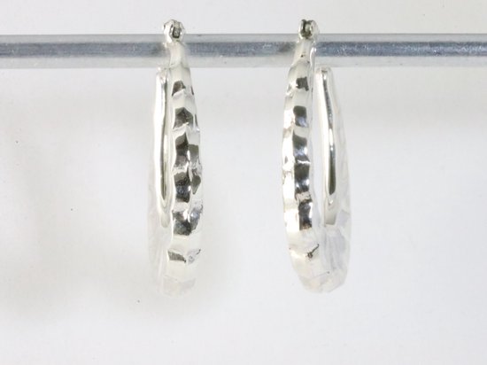 Gehamerde zilveren oorringen afbeelding 2