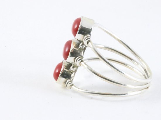 Opengewerkte zilveren ring met 3 rode koraal stenen afbeelding 2