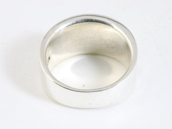 Zware hoogglans zilveren ring met gegraveerde randen afbeelding 3
