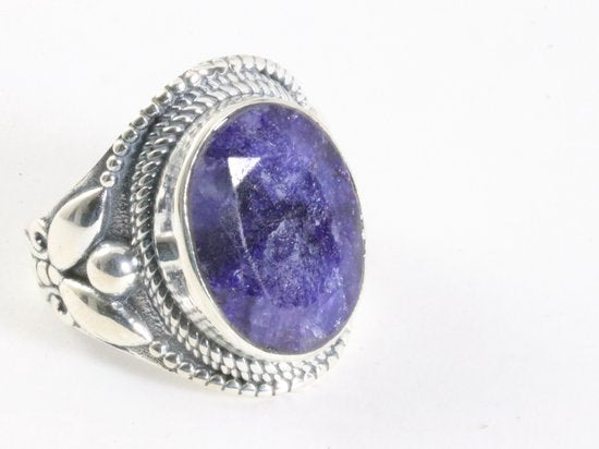 Zware bewerkte zilveren ring met blauwe saffier afbeelding 1