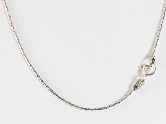 Bewerkte zilveren hanger met Ethiopische opaal aan ketting afbeelding 4