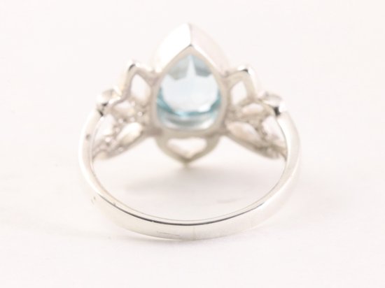 Opengewerkte zilveren lotus bloem ring met blauwe topaas afbeelding 3