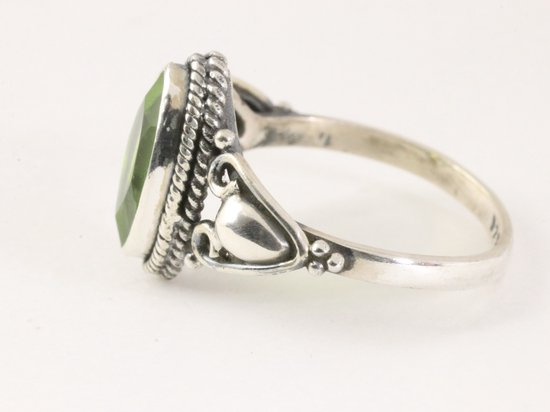 Fijne bewerkte zilveren ring met peridoot afbeelding 2
