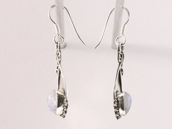 Bewerkte zilveren oorbellen met regenboog maansteen afbeelding 2