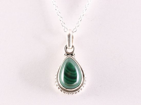 Bewerkte druppelvormige zilveren hanger met malachiet aan ketting afbeelding 3