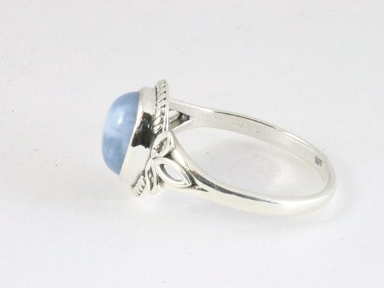 Fijne bewerkte zilveren ring met blauwe opaal afbeelding 2