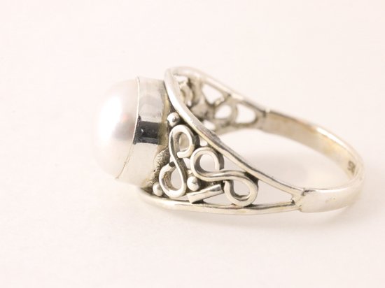 Fijne opengewerkte zilveren ring met parel afbeelding 2