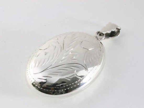 Groot ovaal bewerkt zilveren medaillon afbeelding 2