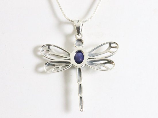 Opengewerkte zilveren libelle hanger met blauwe saffier aan ketting afbeelding 3