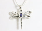 Opengewerkte zilveren libelle hanger met blauwe saffier aan ketting afbeelding 3