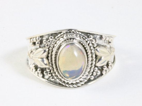 Bewerkte zilveren ring met Ethiopische opaal afbeelding 4