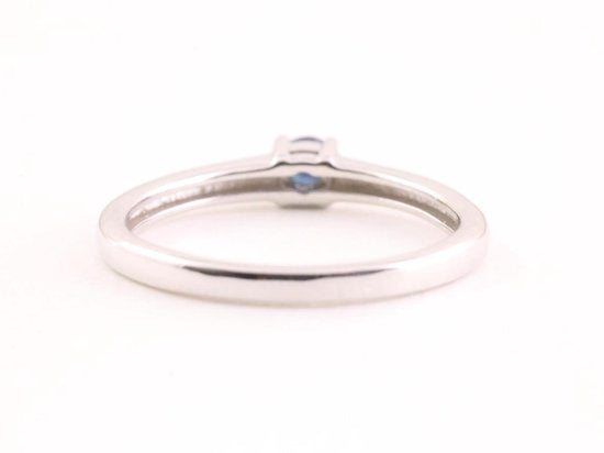 Fijne hoogglans zilveren ring met blauwe saffier afbeelding 3