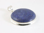 Ronde hoogglans zilveren hanger met lapis lazuli aan ketting afbeelding 2