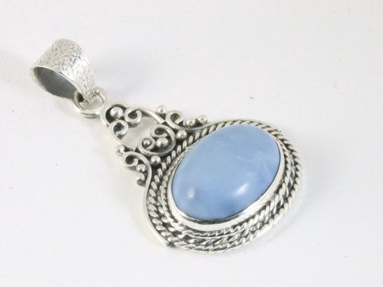 Bewerkte zilveren hanger met blauwe opaal afbeelding 2