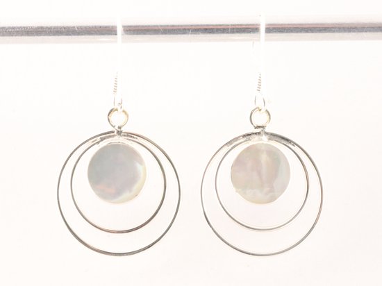 Ronde opengewerkte zilveren oorbellen met rode koraal steen afbeelding 3