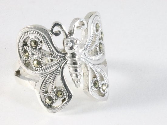 Grote opengewerkte zilveren vlinder ring met marcasiet afbeelding 1
