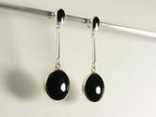 Lange ronde zilveren oorstekers met onyx afbeelding 2