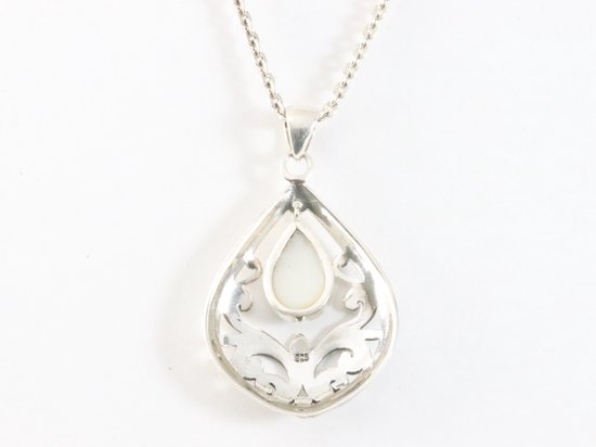 Traditionele bewerkte zilveren hanger met parelmoer aan ketting afbeelding 3