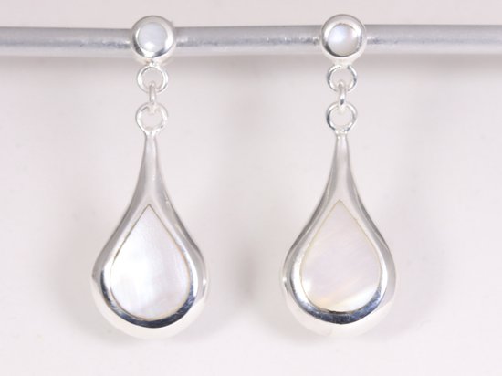 Druppelvormige hoogglans zilveren oorstekers met parelmoer afbeelding 1
